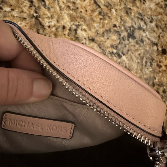 👛 Michael Kors canteen crossbody purse👛 - Picture 3 of 4